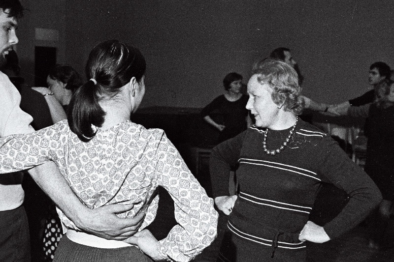 Sõprusühingu NSV Liit – Soome Turu osakonna tantsuansambli „Kiikurit“ juht Paula Paajanen (paremal) Eesti NSV 30. aastapäeva tähistamise rahvatantsupeoks meie segarühmadega tantsijatele soome tantsu õpetamas.