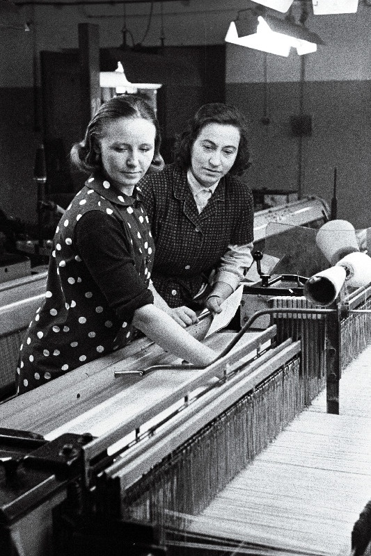Vabriku „Keila“ kommunistliku töö eesrindlane kangur Ilme Vesiloik (vasakul) ja vahetusmeister Elvi Aasrand.