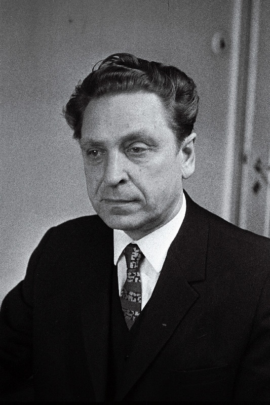 Velmet, Ado – Eesti NSV teeneline kunstitegelane, Tallinna Riikliku Konservatooriumi dotsent.