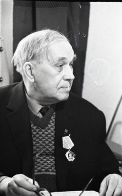 Lenini ordeniga autasustatud akadeemik Joosep Saat „Õhtulehe“ toimetuse vestlusringis.  similar photo