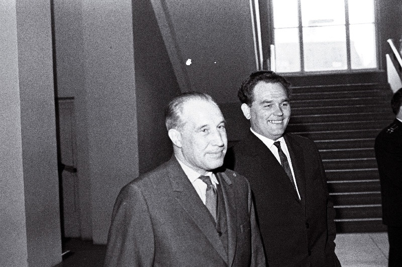 Vabariikliku Tallinna Onkoloogia Dispanseri peaarst Aleksander Gavrilov ja trusti „Santehmontaaž“ brigadir Väinu Vaab Tallinna Töörahva Saadikute nõukogu XI koosseisu V Istungjärgu vaheajal vestlemas.