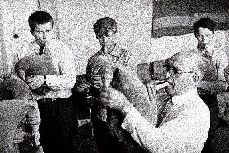 Torupilliansambel Olev Roometi juhatusel harjutamas, vasakult 2. Rein Aedma, taga paremal Henn Sarv.