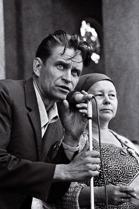 Eesti NSV 30. aastapäevale pühendatud rahvatantsupeo kunstiline juht Helju Mikkel ja üldjuht Ilmar Moss rahvatantsupeo eelproovi läbi viimas.