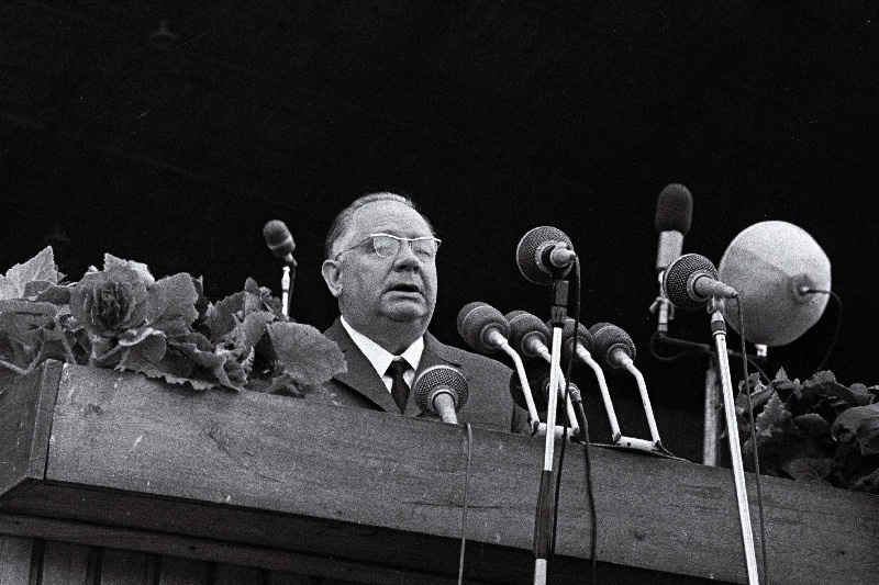 Eestimaa Kommunistliku Partei Keskkomitee esimene sekretär J. Käbin Eesti NSV 30. aastapäeva tähistamise  pidulikul kontserdil kõnelemas.