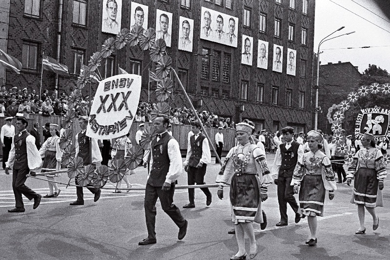 Eesti NSV 30. aastapäevale pühendatud rahvatantsupeost osavõtjate rongkäik Võidu väljakul.