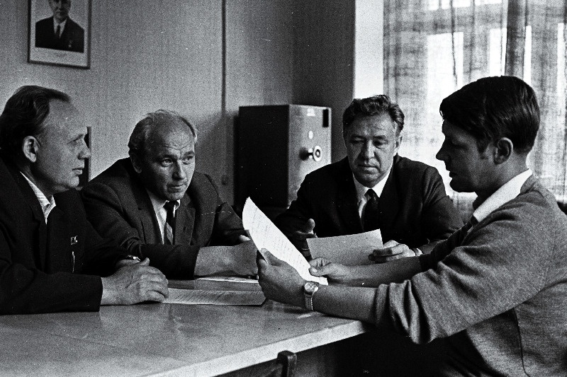 Nõukogude Eesti preemia laureaadid Kontrollmõõduriistade Katsetehase tootmisosakonna juhataja Nikolai Jegorov, osakonnajuhataja Ülo Lambert, Moskva teadusliku uurimise instituudi laboratooriumi juhataja Slava Jemeljanov ja insenerkonstruktor Vladislav Veprintsev.