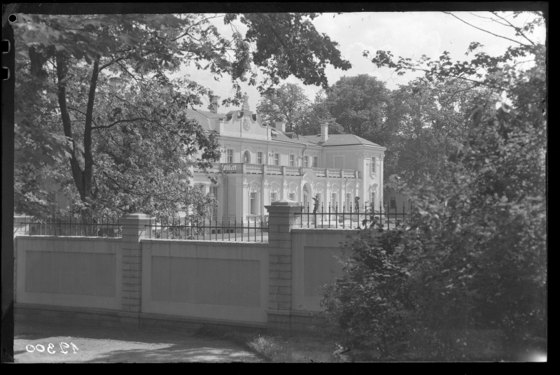 Kadriorg, view of the castle and the wall surrounding the park.