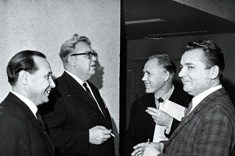 Eesti NSV Kõrgema ja Keskerihariduse Ministeeriumi valitsusejuhataja Leonid Gordejev (vasakult) ja ministri asetäitja Kaljo Rink, Ed. Vilde nimelise Pedagoogilise Instituudi rektor Johannes Jakobson ja Eestimaa Kommunistliku Partei Keskkomitee osakonnajuhataja asetäitja Vladimir Meister Eestimaa Kommunistliku Partei Tallinna Linnakomitee XI pleenumi vaheajal vestlemas.