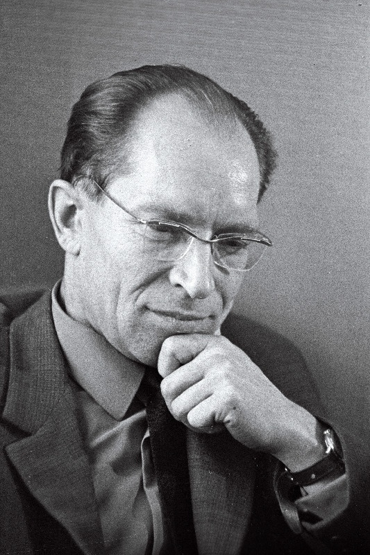 ETKVL-i tootmiskoondise „Kooperaator“ turustusosakonna juhataja, tootmiskoondise partei-algorganisatsiooni sekretär Ivo Tibar „Õhtulehe“ toimetuse vestlusringis Eesti NSV pioneeriorganisatsiooni ajalugu meenutamas.