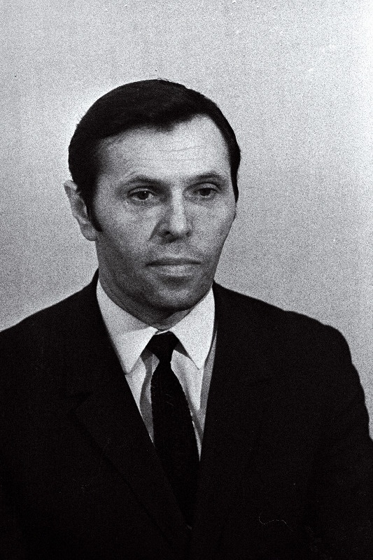 Sokolov, Boris Vassili poeg - Keskrajooni rahvakohtuniku kandidaat.