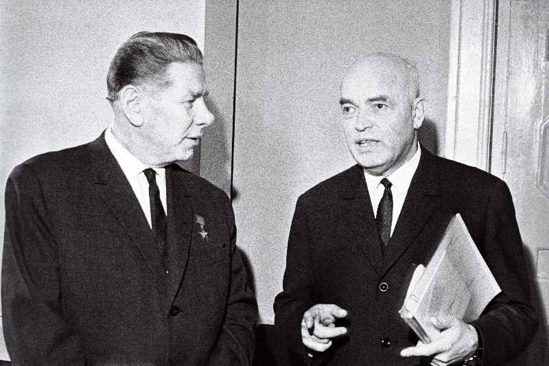 Tallinna Masinatehase märkijate brigadir sotsialistliku töö kangelane Alfred Valdov ja Tallinna Polütehnilise Instituudi rektor, tehnikadoktor professor Agu Aarna Eestimaa Kommunistliku Partei Tallinna organisatsiooni XVIII konverentsi vaheajal vestlemas.