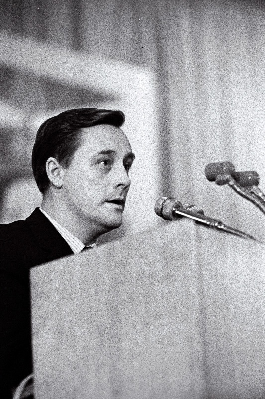 Eesti NSV Teaduste Akadeemia Küberneetika Instituudi direktor, tehnikadoktor Boris Tamm Eestimaa Kommunistliku Partei Tallinna organisatsiooni XVIII konverentsil sõnavõtuga esinemas.