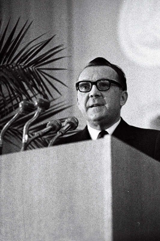 Eesti NSV kõrgema ja keskerihariduse minister, ajalookandidaat Eduard Schmidt Eestimaa Kommunistliku Partei Tallinna organisatsiooni XVIII konverentsil sõnavõtuga esinemas.