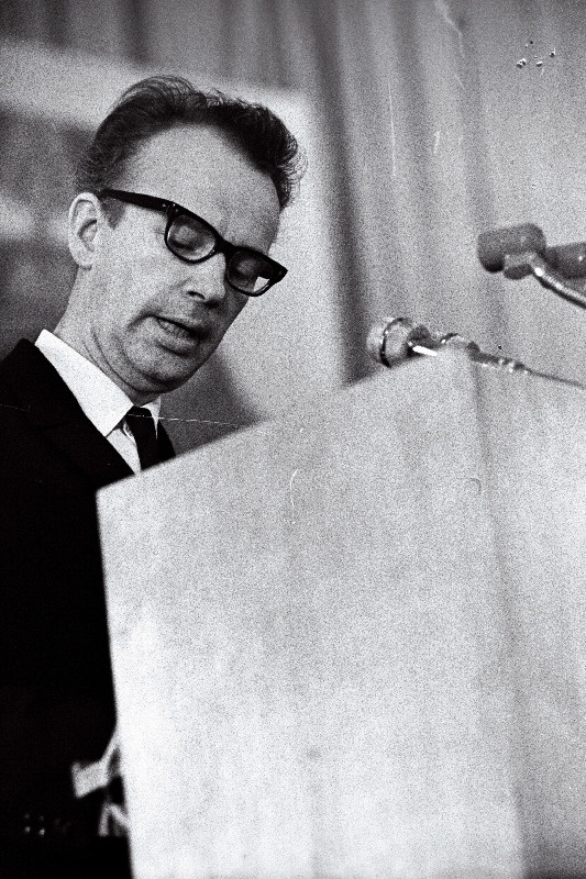 Tallinna Masinatehase direktor Priit Kesa Eestimaa Kommunistliku Partei Tallinna organisatsiooni XVIII konverentsil sõnavõtuga esinemas.