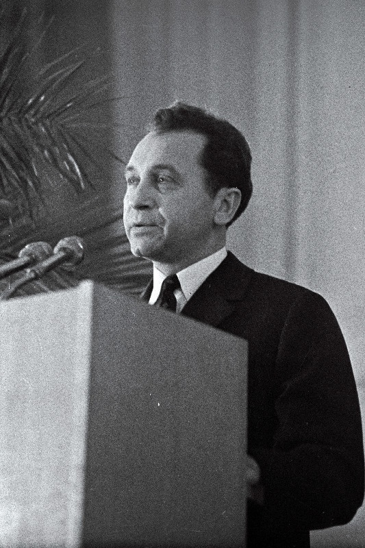 Koondise „Tallinna Autoveod“ peadirektor Valter Soo Eestimaa Kommunistliku Partei Tallinna organisatsiooni XVIII konverentsil sõnavõtuga esinemas.