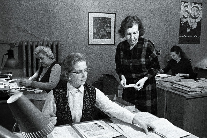 Eesti Nõukogude Entsüklopeedia (ENE) kunstiline toimetaja Asta Raja (vasakul), tehniline toimetaja Vilma Ansip, toimetuse juhataja Ella Lüüs ja nooremtoimtaja Tiiu Kukk töö juures.