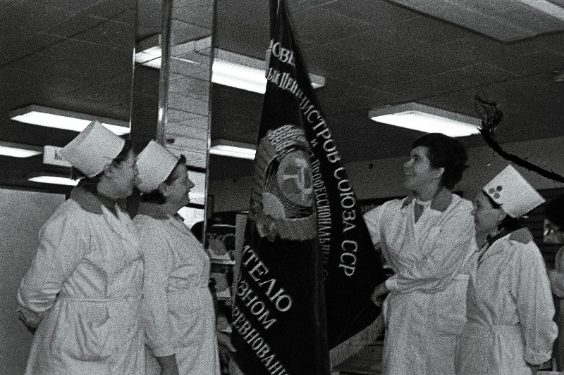 Kaupluse ABC töötajad (vasakult) Linda Sadam, Ellen Randalu, kaupluse juhataja Linda Sink ja Tamara Pihel pärast NSV Liidu Ministrite Nõukogu ja Üleliidulise Ametiühingute Kesknõukogu rändpunalipu kättesaamist.