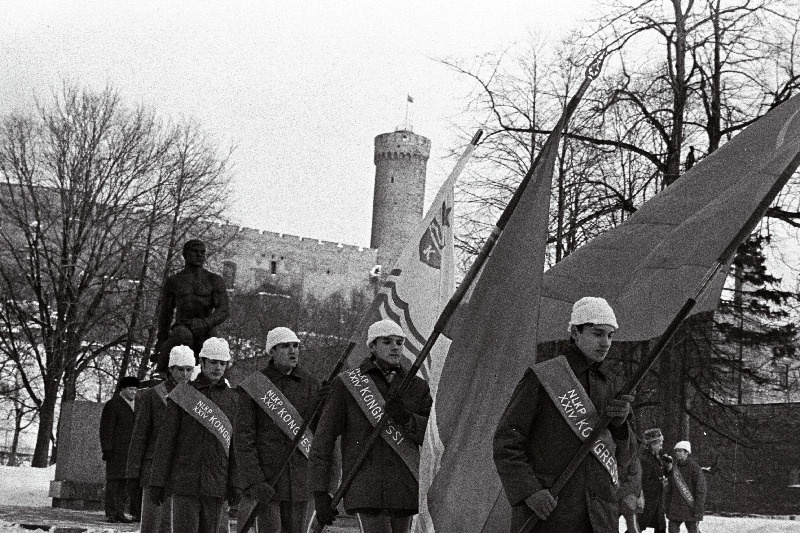 Nõukogude Liidu Kommunistliku Partei XXIV kongressile pühendatud tähesõidust osavõtjate miiting Eestimaa I ametiühingute kongressi mõrvatud delegaatide mälestusmärgi juures Gagarini puiesteel.