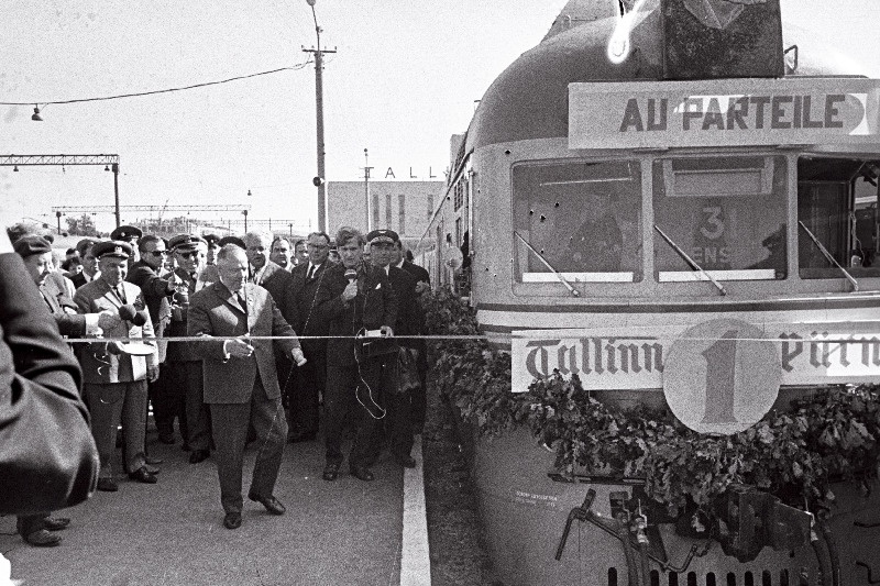 EKP Keskkomitee esimene sekretär J.Käbin Tallinn-Pärnu laiarööpmelist raudteeliini avamas.