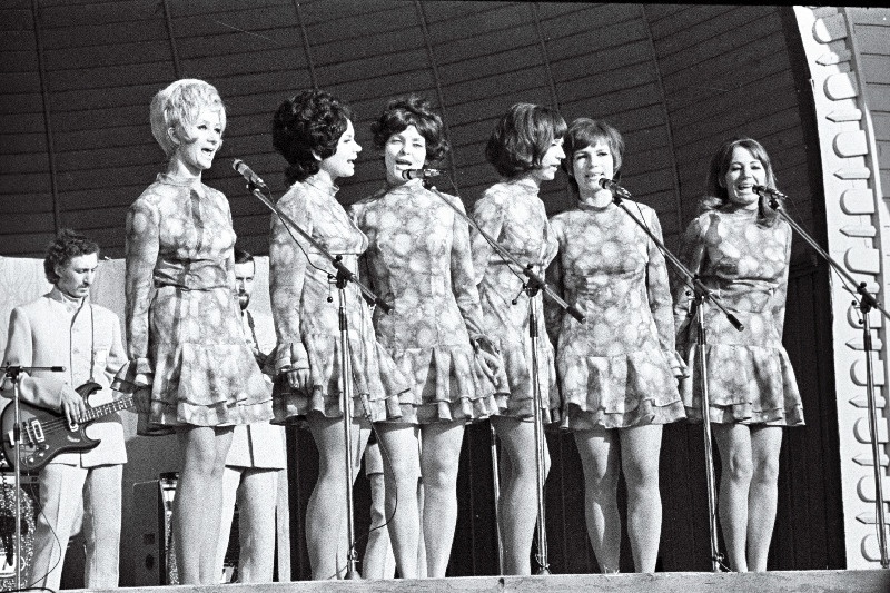 Ansambel "Laine", (vasakult) Anne-Ly Selge, Kersti Johanson, Katrin Kutševski, Viivi Laas, Lea Vetter ja anne Velli, esinemas.