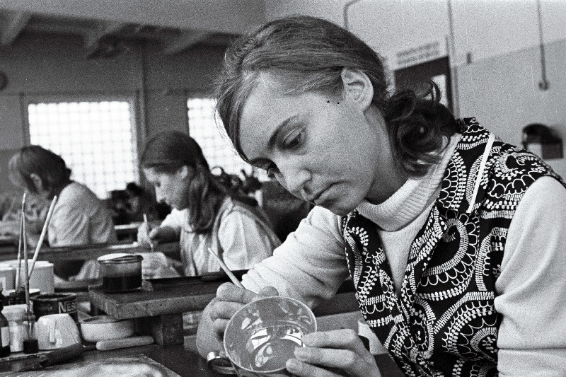 ENSV Kunstifondi Kunstitoodete Kombinaadi portselanimaalija Reet Moor oma igapäevase töö juures.