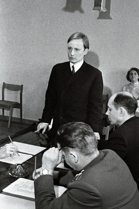 H. Pöögelmanni nimelise Elektrothenikatehase töödejaotaja Tõnu Vahteli vastuvõtmine NLKP liikmeks EKP Keskrajooni Komitee bürool.