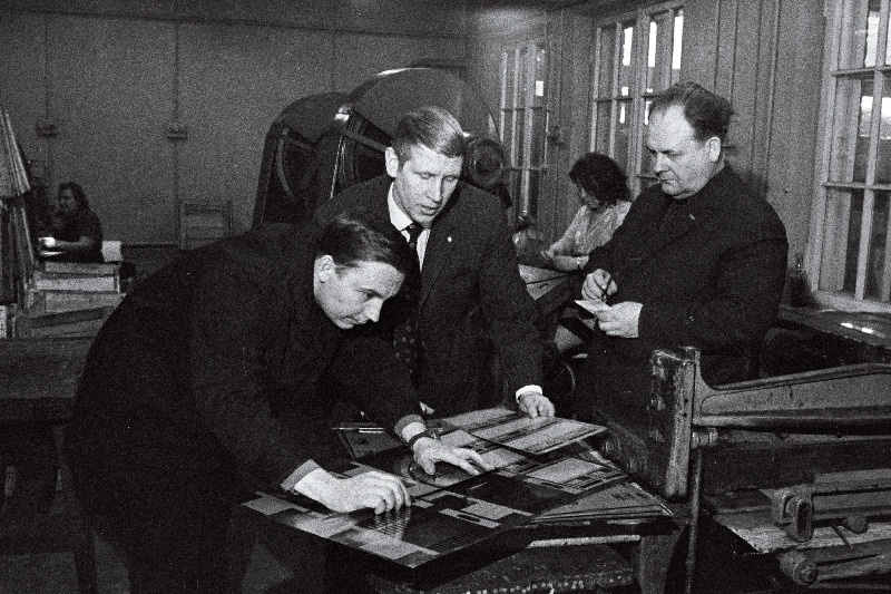 Tehase Norma vaneminsenerid-tehnoloogid Hain Jüriste (vasakult) ja Peet Lainevool ning ratsinaliseerimisalal insener Ridhard Mahon toodete omahinna alandamiseks uusi teid otsimas.