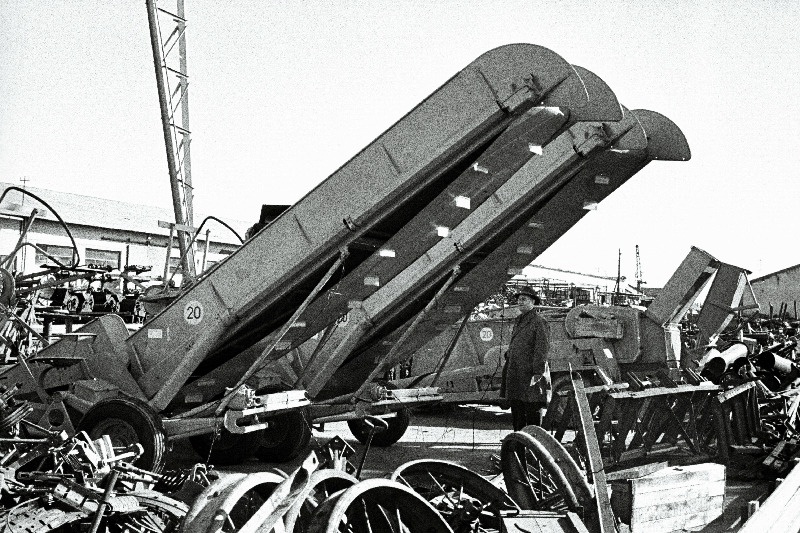 Heinaniitjad-laadijad Põllumajandustehnika Vabariikliku Baasi territooriujmil Hiiul.