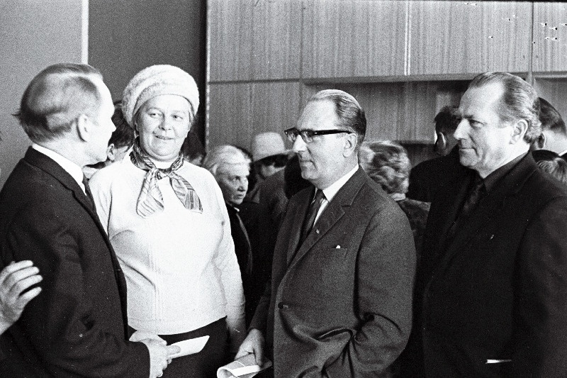 Instituudi Eesti Tööstusprojekt direktor Eerik Kasari (vasakult), EKE Projekti arhitekt, partei-algorganistasiooni sekretär Laine Pisa, EKE Projekti direktor Endel Kraaving ja tootmiskoondise Koperaatori metallitsehhi parteiorganisatsiooni sekretär Armo Kruusimaa, Mererajooni parteiaktiivi koosoleku vaheajal vestlemas.