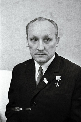 Sotsialistliku töö kangelane, NSV Liidu Ülemnõukogu saadik, tehase Volta mittestandardsete seadmete valmistamise ja monteerimise brigaadi tööline Endel Ardula.  duplicate photo