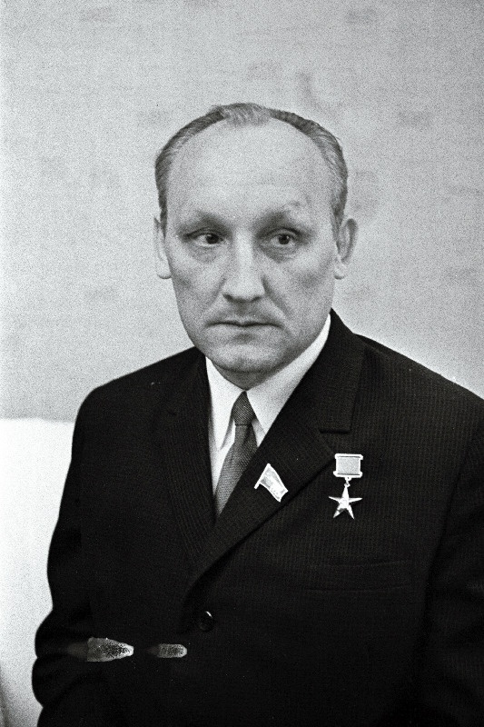 Sotsialistliku töö kangelane, NSV Liidu Ülemnõukogu saadik, tehase Volta mittestandardsete seadmete valmistamise ja monteerimise brigaadi tööline Endel Ardula.