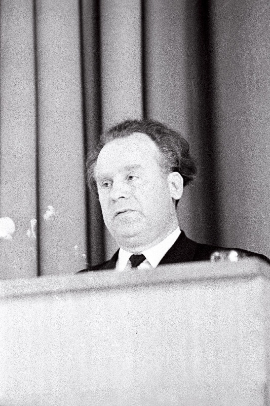 EKP Kalalaevastiku Komitee sekretär Nikolai Mitjurov, Eesti Energia saalis EKP Tallinna Linnakomitee III pleenumil ettekandega esinemas.