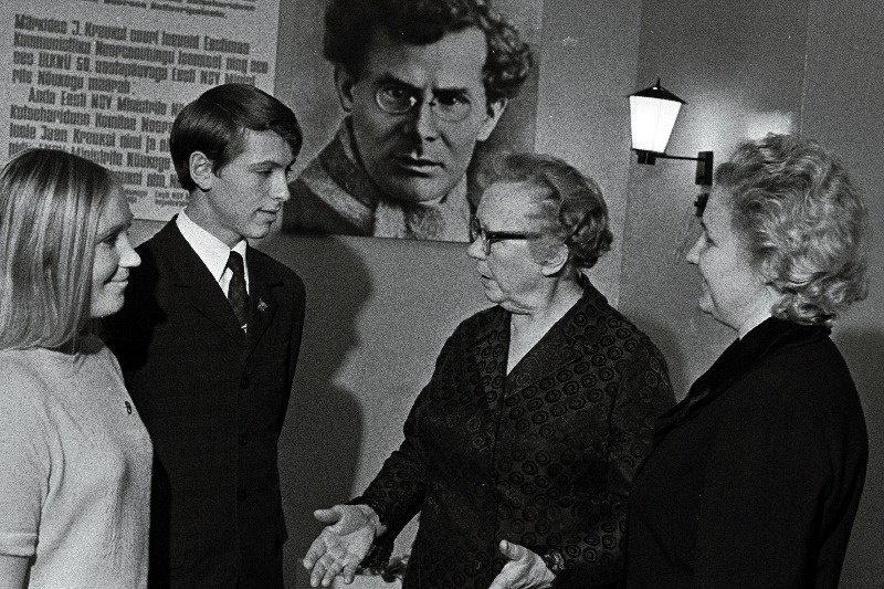 Vana revolutsionäär Alma Vaarmann ja Vilma Valkonen kutsekoolide kommunistlike noorte peoõhtul "Noor Kaardivägi" Tiia Toovise ja Arvo Teega vestlemas.