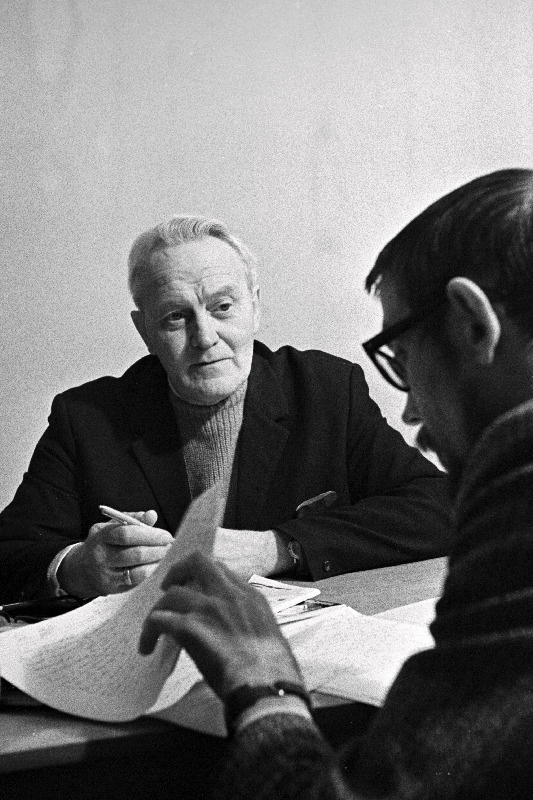 Nõukogude Liidus elavate sakslaste tunnustatumaid poeete Rudolf Jacquemien Eesti NSV Kirjanike Liidu konsultandi rudolf Rimmeliga vestlemas.