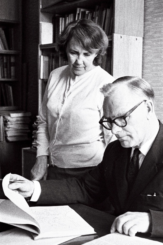 ENSV TA Majanduse Instituudi põllumajandusökonoomika sektori juhataja, majandusteaduse doktor professor Endel Vint ja majandusteaduse kandidaat, vanekm teaduslik töötaja Helgi Eelnurm.