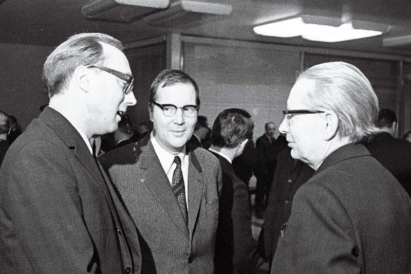 Eesti NSV TA Ajalooinstituudi direktor ajaloodoktor Juhan Kahk (vasakult), kirjastuse Eesti Raamat peatoimetaja Aksel Tamm ja Eesti NSV kirjanike Liidu juhatuse sekretär, ajakirja Looming peatoimetaja, Eesti NSV teeneline kirjanik Paul Kuusberg EKP Tallinna Linnakomitee V pleenumi vaheajal vestelmas.