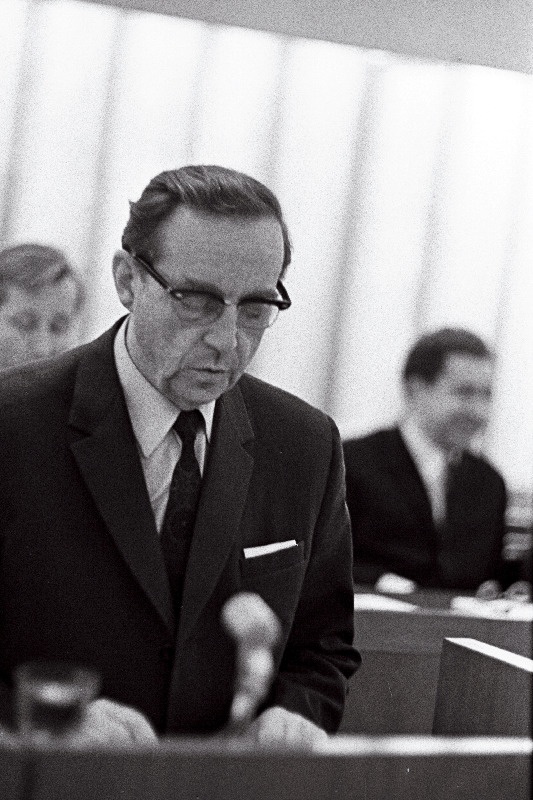 Eesti NSV Kirjastuskomitee esimehe asetäitja Leonid Parašin EKP Tallinna Linnakomitee V pleenumil sõnavõtuga esinemas.