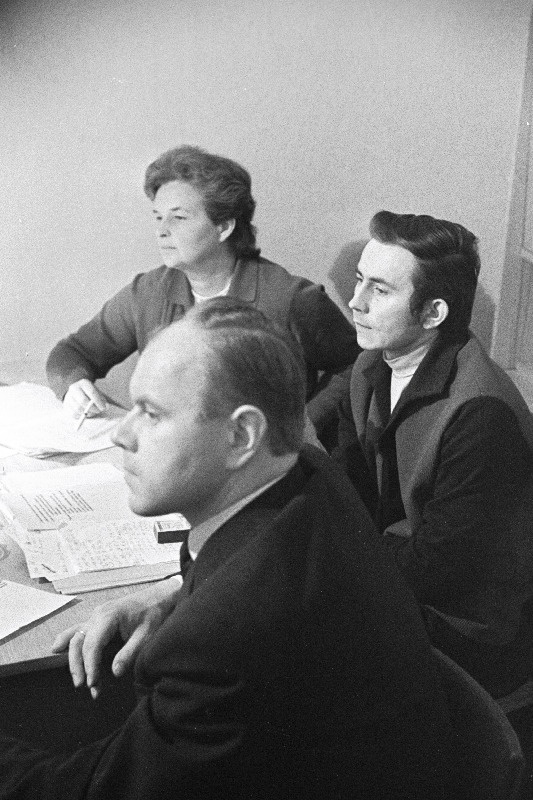 Elamute Valitsuse juhataja kohusetäitja Jaan Ojasaar (esiplaan), Nõmme Elamute Valitsuse juhataja Evi Tohver ja 86. majavalitsuse peainsener Tiit Mets Õhtulehe toimetuse vesltusringis.