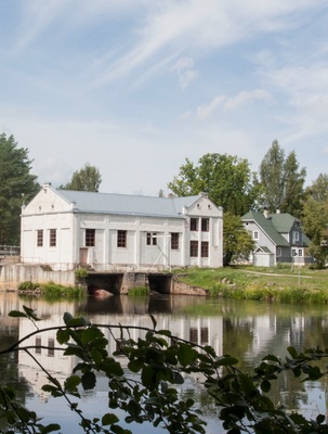 Foto Võrumaa kommunistlikenoorte poolt 1947.a. ehitatudLeevaku Hüdroelektrijaam, mida aitas ehitada ka kommnoor Hans Vill, kelle nime kannab meie kooli pioneerimalev  1960.aastatel. rephoto