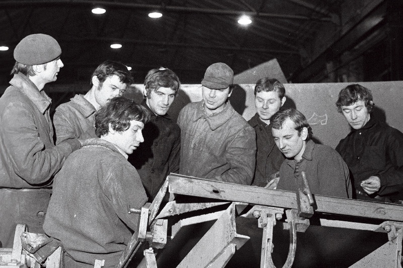 Masinatehase noortebrigaad (vasakult): Valeri Kolesnik - brigadir, Sergei Levin, Mihhail Morgunenko, Valeri Harlamov, Vladimir Settarov, Vladimir Altuhhov, Valeri Kondratjev, Enno Saporenko.