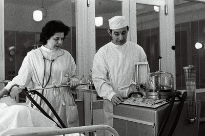 Tõnismäe Haigla arstid Linda Sammussenko ja Peeter Grossberg kunstliku hingamise aparaadi juures.  similar photo