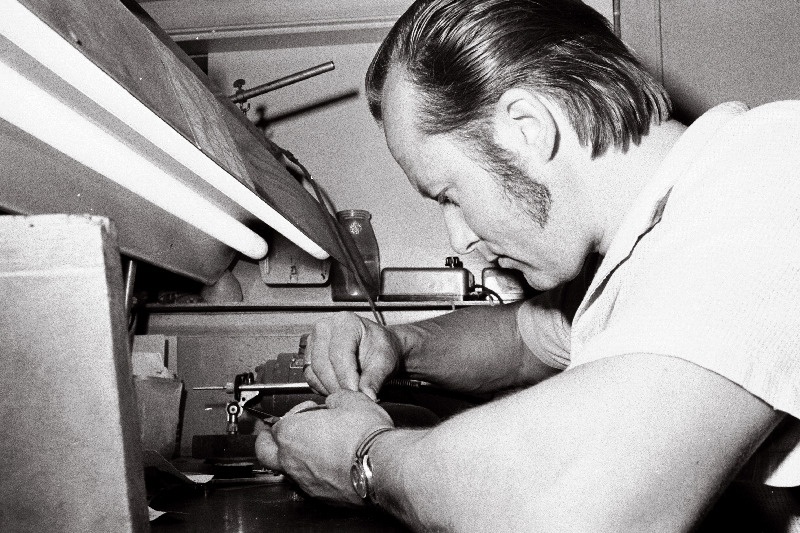 Teeninduskombinaadi "Ühendus" kutseala parim- graveerija Leonhard Voitk.