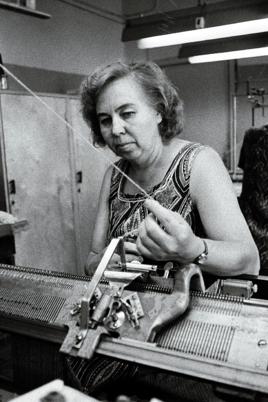 Individuaalõmblusvabriku "Lembitu" kuduja Õilme Petersell.