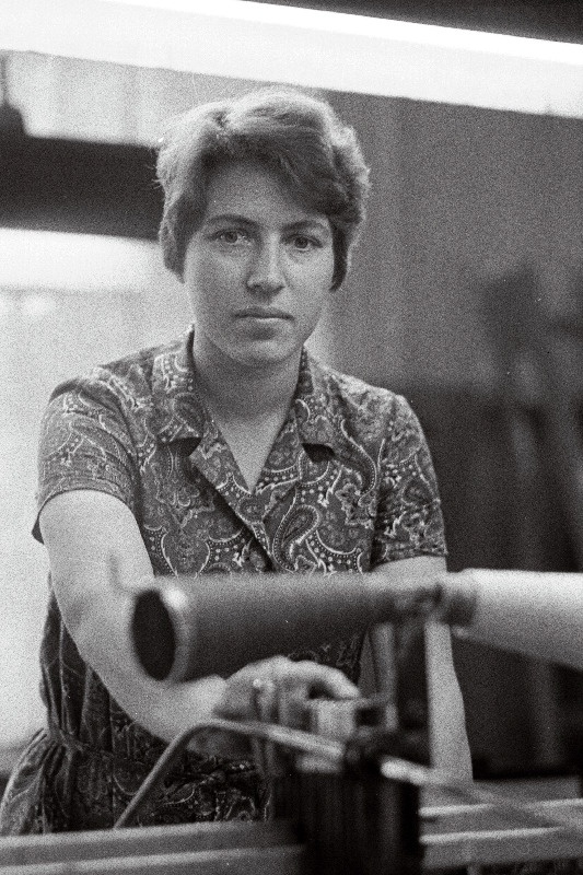 Riidevabriku "Keila" kuduja Mare Männiku.