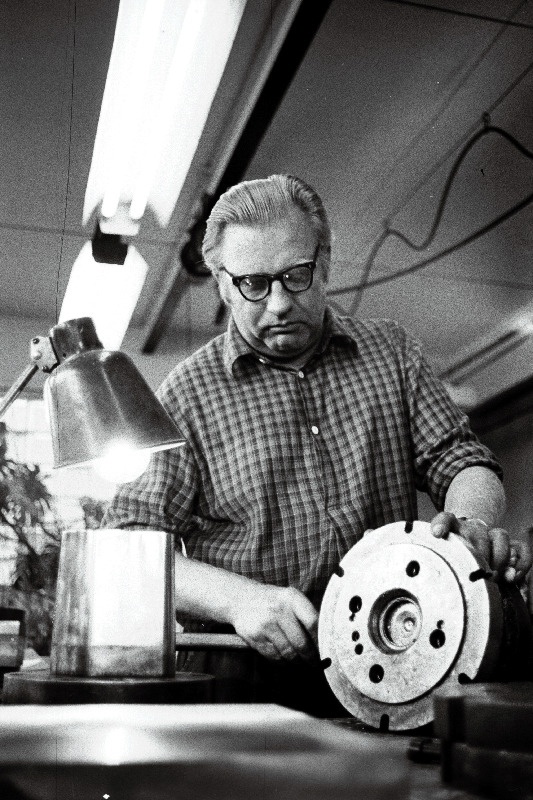 Vabriku "Salvo" remondi- ja mehaanikatsehhi tööriistalukkseppade brigadir Evald Siem.