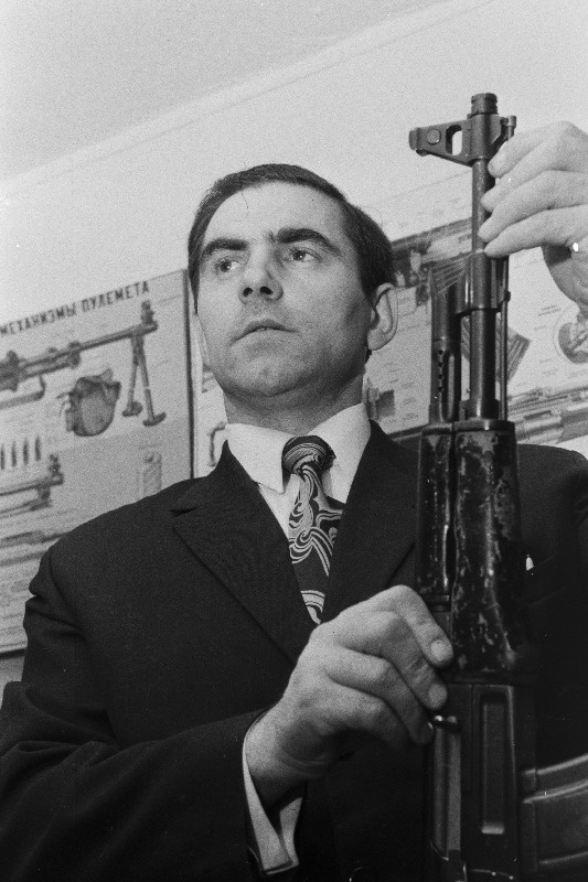 1973. a sotsialistliku võistluse võitja Tallinna 2. Keskkooli sõjandusõpetaja Anatoli Vassištšev tunnis.