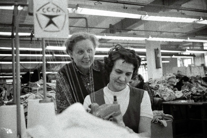 Tootmiskoondise Marat kommunistliku töö eesrindlane, brigadir Ellen Neidla (seisab) koos õmbleja Vilma Lutsuga.