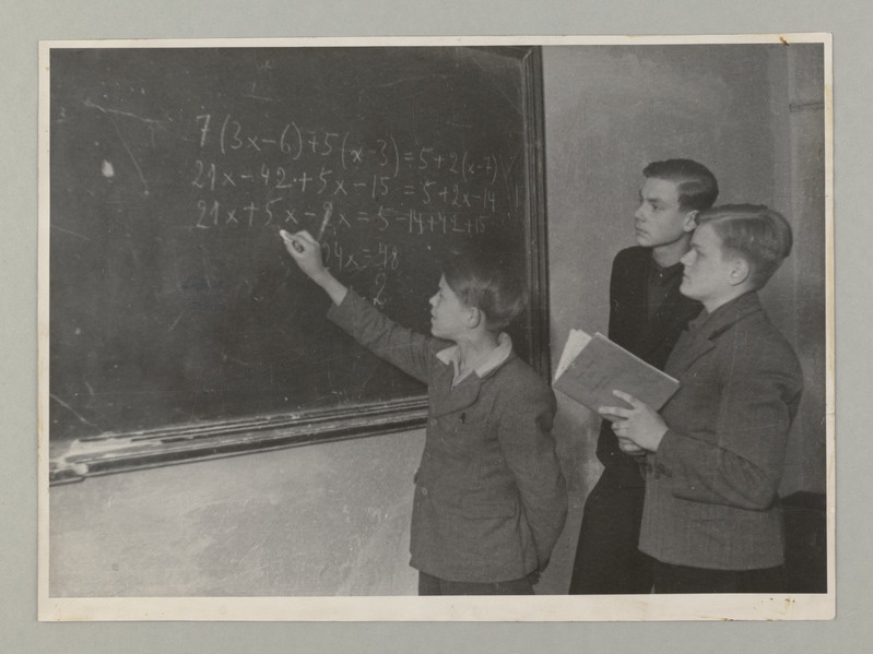 Tallinna I Keskkooli õpilased koos õpetajaga 1945.a.