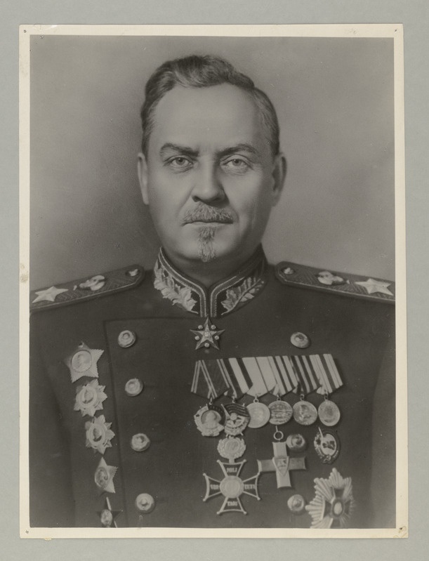 Nõukogude armee võitluses ja õppustel.  NSVL Relvastatud jõudude ministri N.Liidu marssali N.A.Bulganini portree.