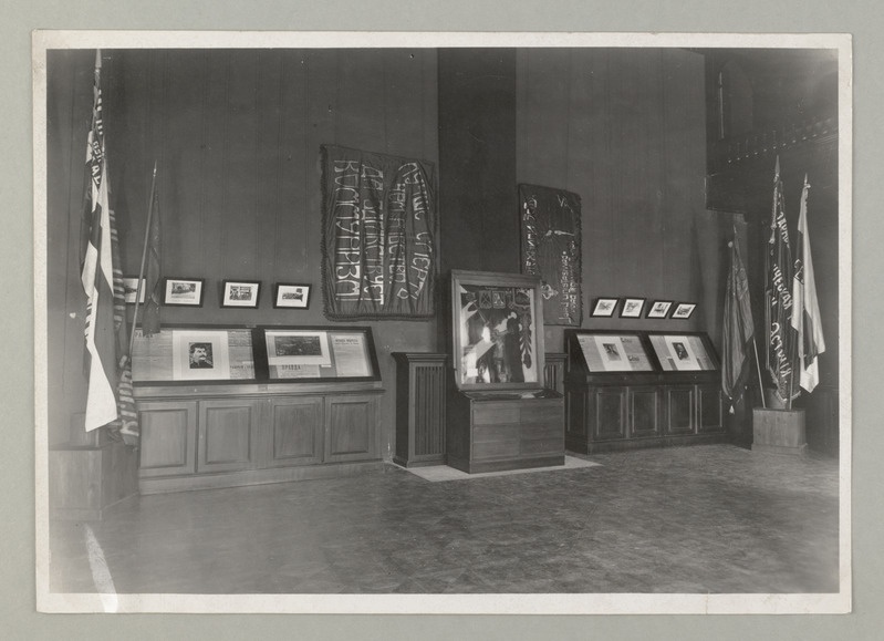 Riiklik Etnograafia Muuseum Tartus. Kultuurilooline osakond. Revolutsiooninäitus oktoobripidustuste puhul 1940.a. 1905.a. ja 1917.a. revolutsioonide aegseid lippe, ajalehti ja fotosid.